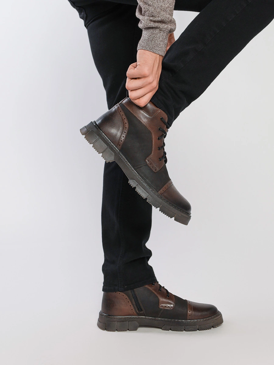 Ботинки-дерби коричневого цвета с брогированием